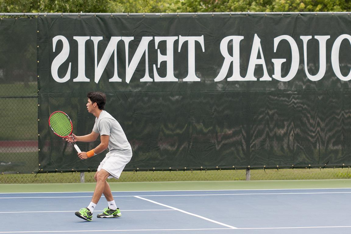 一名网球运动员在bet9备用登录地址的网球场准备击球.
